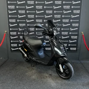 Piaggio Zip 50 - Brom - 2022 - Euro5 - Glans Zwart - Alpha Led & Turbokit